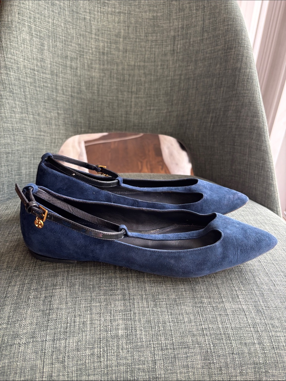 Tory Burch Women’s Ashton T-Strap blue suede pointed toe flats gold charm sz 9.5